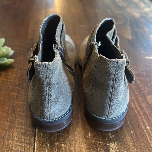 Clarks | Women's Camzin Hale Ankle Boot, Brown/Tan Suede - Picture 4 of 7